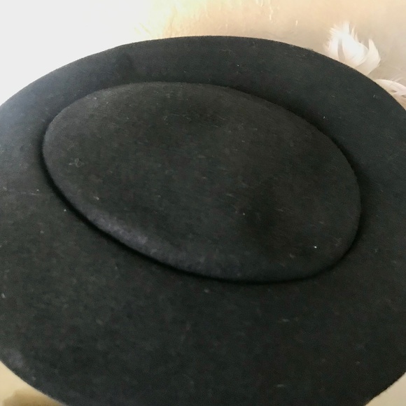 CHIC 1940s BLACK FELT HAT WITH INTRICATE GROSGRAIN AND BUTTERFLY FEATHER TRIM main image 11
